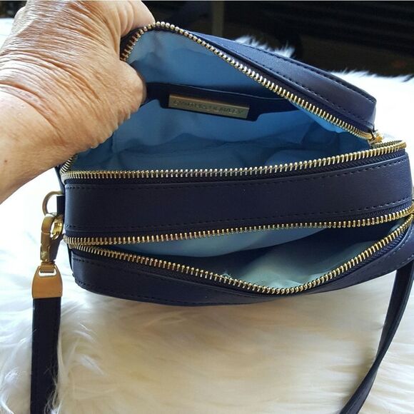 🐝🐝CYNTHIA ROWLEY NAVY CROSSBODY🐝🐝 - Picture 5 of 5